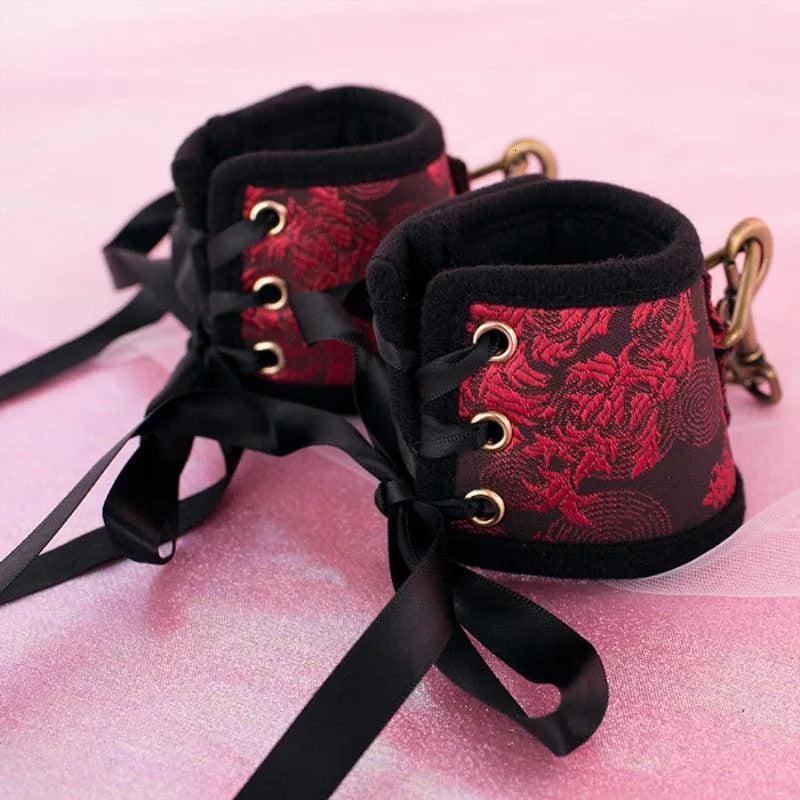 Kit Acessórios BDSM Estilo Luxury Vermelho - Algemas, Chicote, Venda e Mordaça